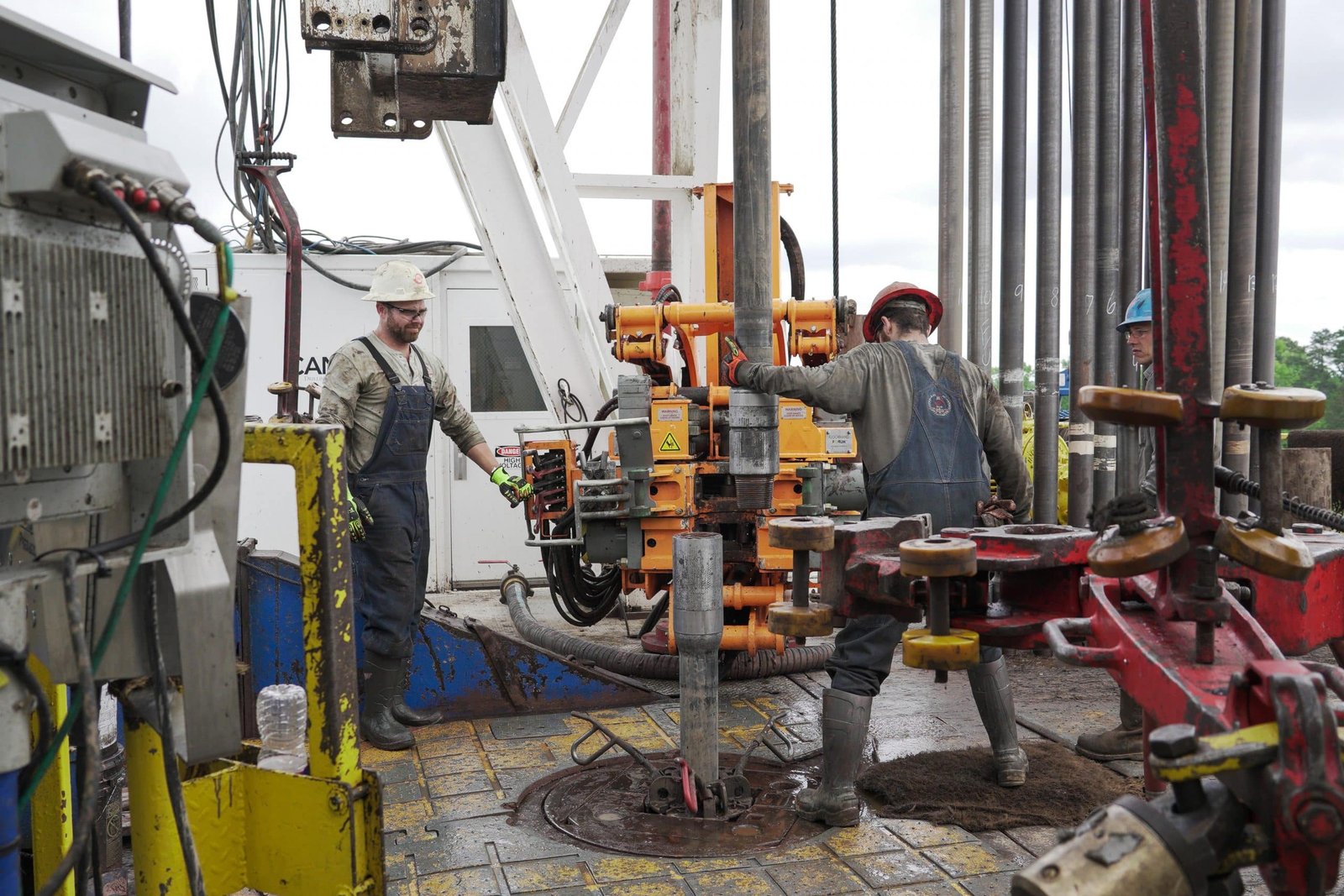 Workers on an oil rig at the drilling controls preparing to drill with an Drillexa Split Blade bit