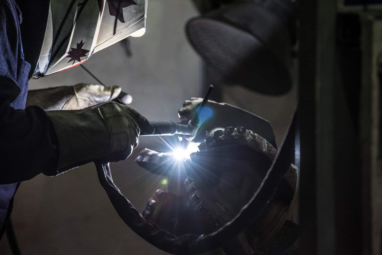A welder adding the final elements to an Drillexa high-performance CounterForce PDC bit